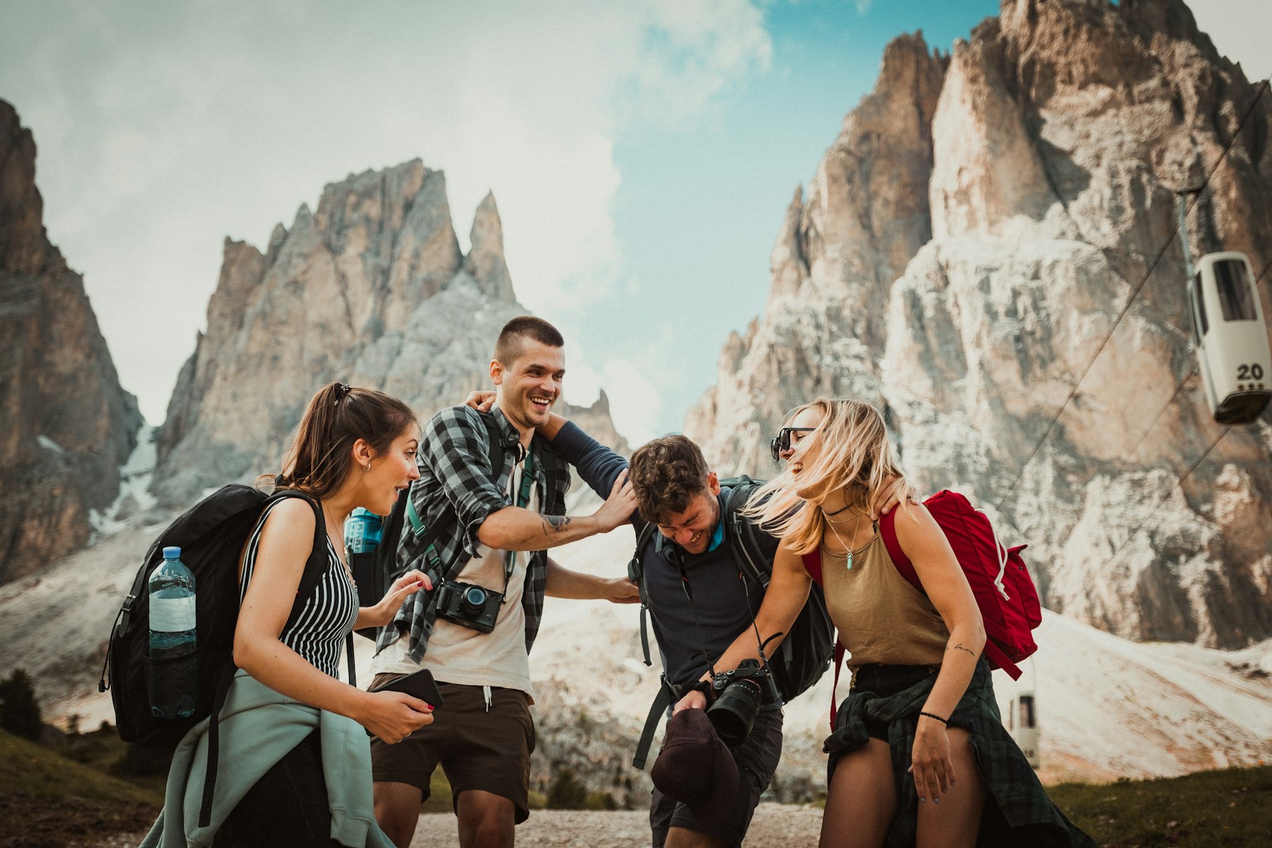 Un groupe d'amis qui éclate de rire devant les montagnes des Dolomites
