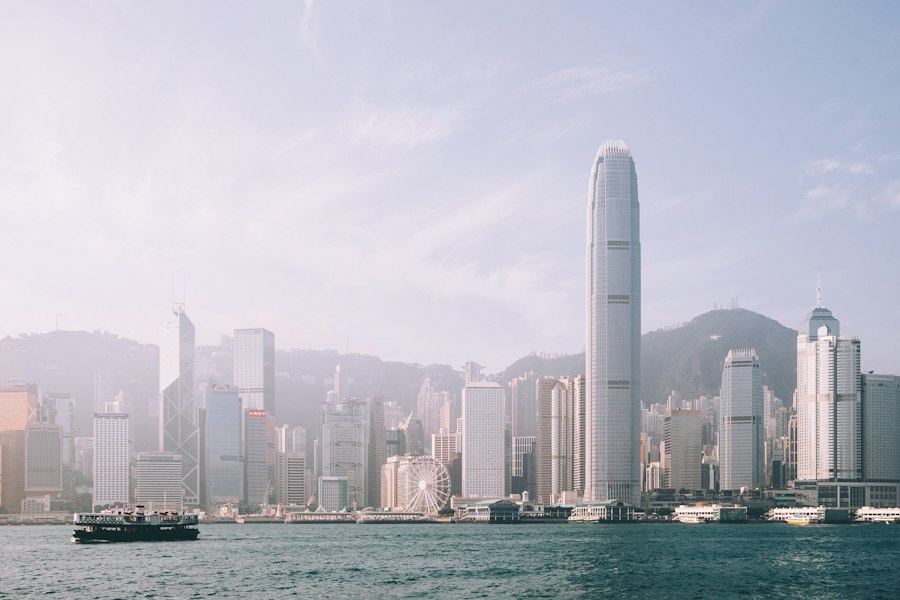 La skyline de Hong Kong illuminée la nuit, vue de la baie